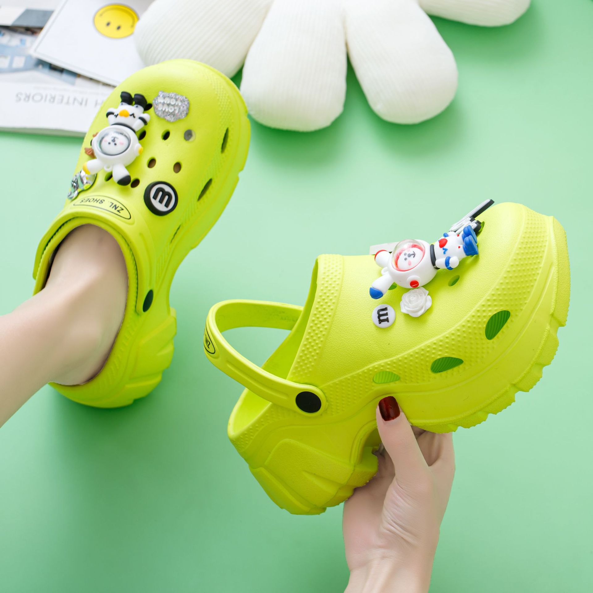 Einteilige Lochschuhe mit dicken Sohlen, Sommer-Oberbekleidung für Damen, 2023, neue rutschfeste, erhöhte Baotou-Stepp-Sandalen und Hausschuhe_voghion.com