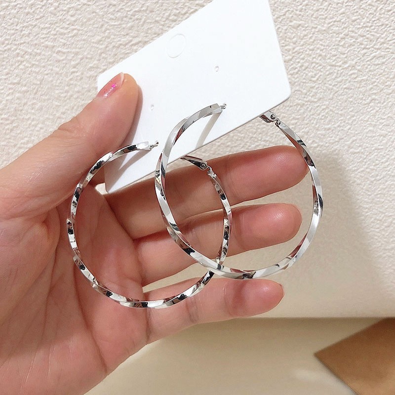 Pendientes de metal transfronterizos de otoño e invierno con aguja de plata, pendientes, pendientes de viento frío de moda de nicho, pendientes de lujo de alta gama de luz de todo fósforo