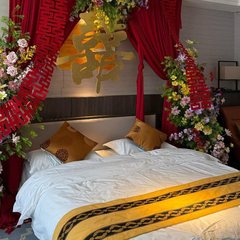 結婚式のホテルの部屋のレイアウトセット男性の寝室のベッドサイドの背景の壁の装飾大きな吊り布長いストリップのハッピーワードラテアート