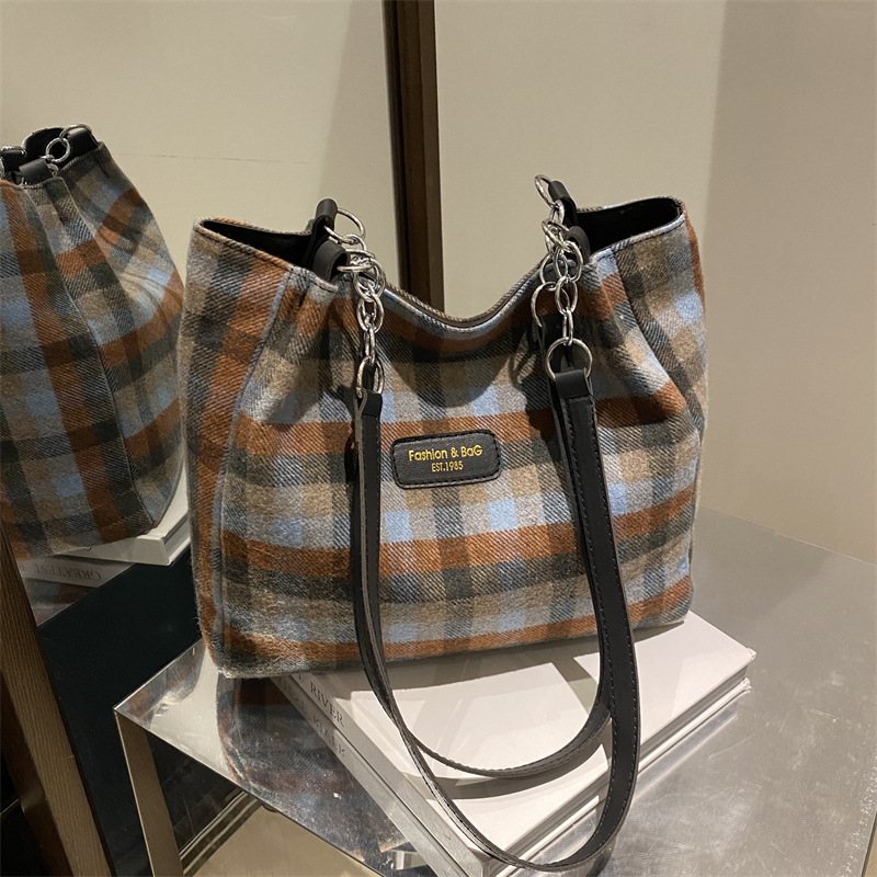 Invierno nuevo 2024 moda retrógrada chaîne de lana cuadrada bolsas de cubo de gran capacidad de viaje de hombro bolsas de brazo de mujer