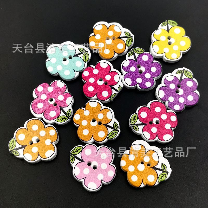 Dos ojos madera fondo blanco dibujos animados flor colgante de madera colgante de madera en forma de flor accesorios de joyería de bricolaje 50 piezas por paquete