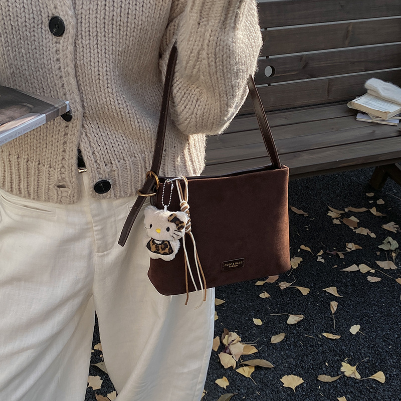 Otoño y invierno popular nicho bolso de brazo para mujeres 2025 nuevo bolso de cubo de gamuz estilo coreano retro bolso de hombro