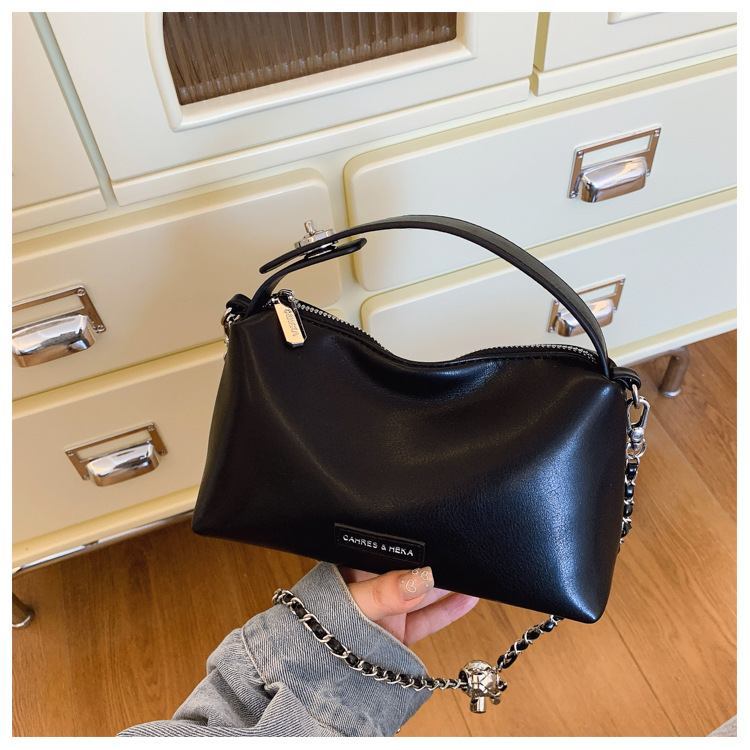 A stylish and elegant hand-held small square bag for women in the summer of 2025, featuring an Instagram-chic and high-end single-shoulder crossbody women's bag undefined