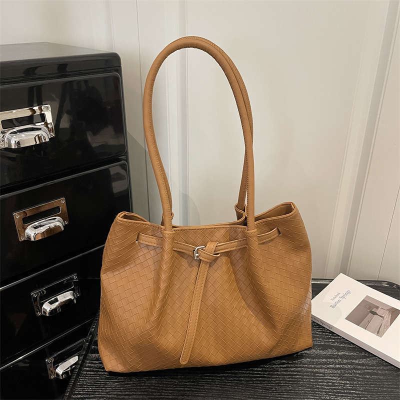 Versátil, simple, elegante, textura superior, primavera y verano, 2026 nueva bolsa de hombro para mujeres de viajes casuales de color sólido, plegado