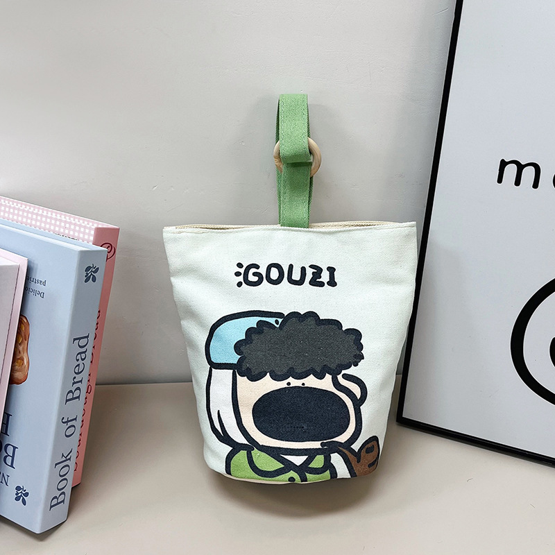 サラリーマンの携帯手提げ袋キャンバスのバケツバッグが可愛いバケツ型の手に持っています。|undefined