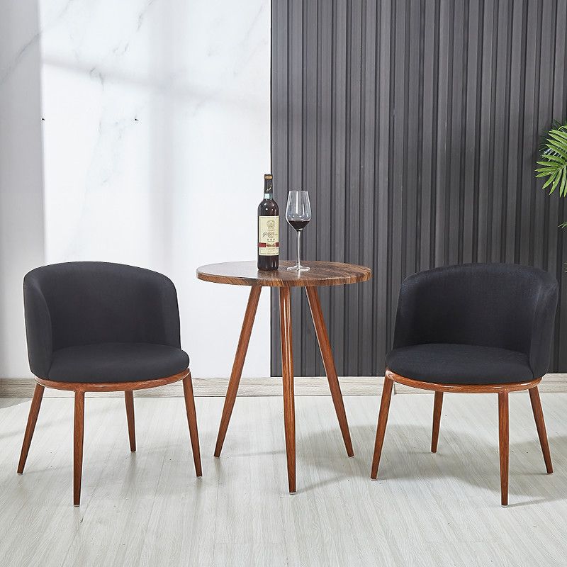 Черный стол и два стула