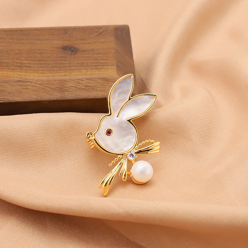 Natural de agua dulce perla broche lindo conejo versátil elegante traje accesorios ramillete Nueva joyería 18K chapado en oro