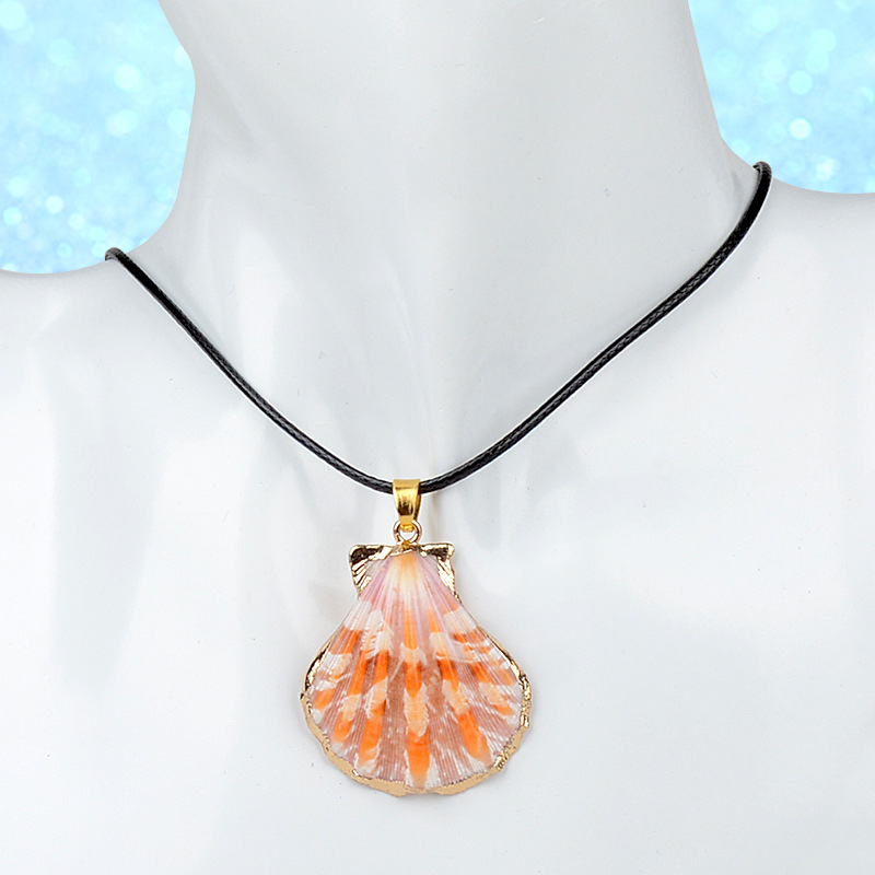 두꺼운 꽃 가리비 목걸이