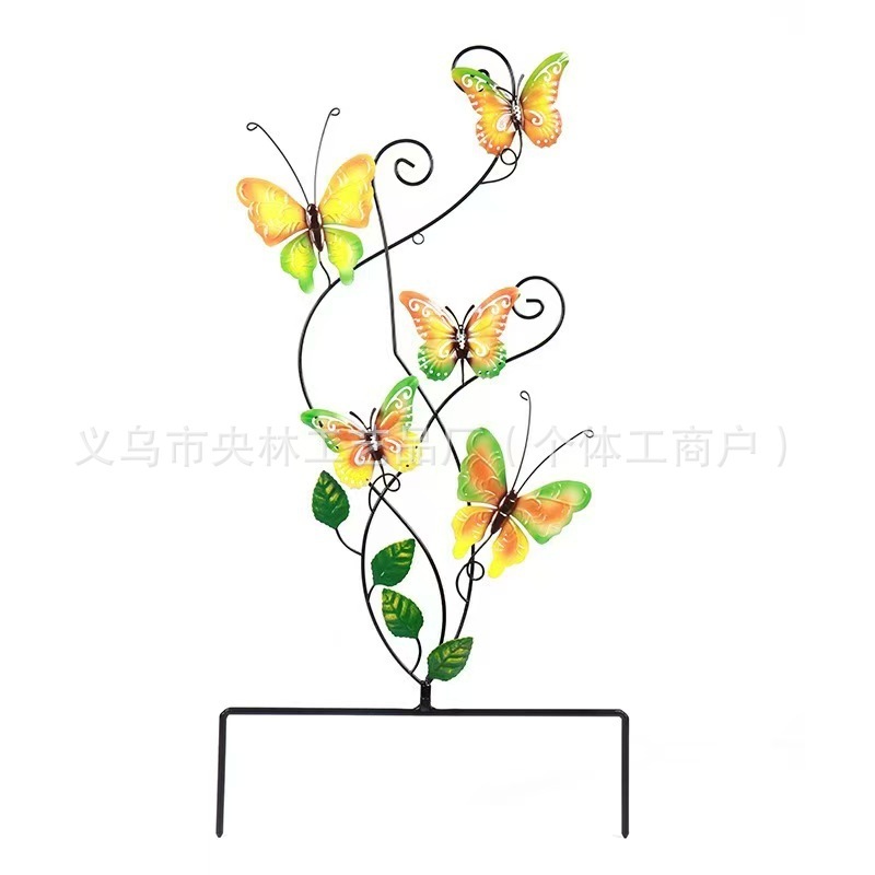 国境を越えた庭園の花、バラ、四つ葉の草、金属製の鉄工品の壁飾り、吊り下げ飾り、庭の地面に飾る置物|undefined
