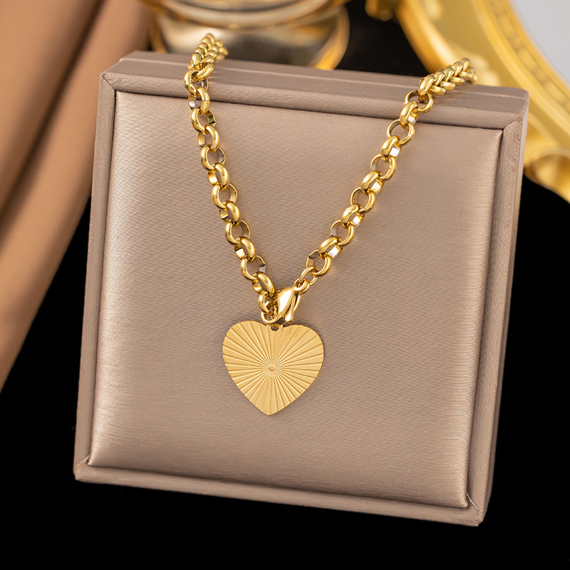 [collar de acero de titanio dorado + acero] collar de amor de nicho con cadena de clavícula avanzada en la moda de lujo ligero femenino