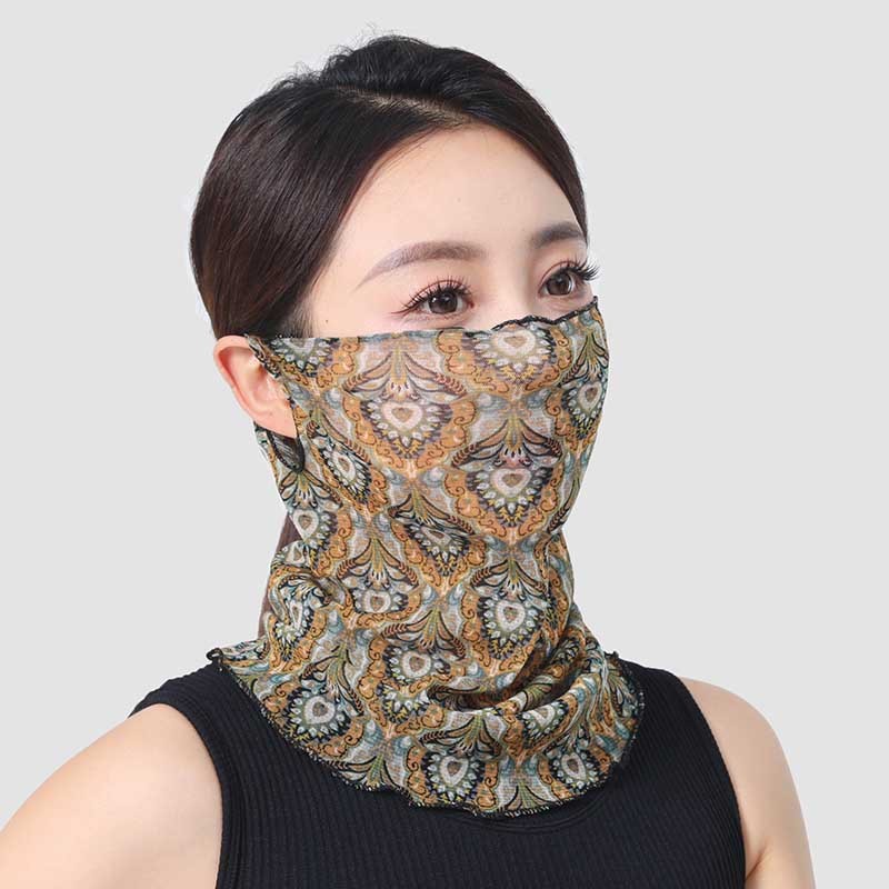 首を囲む女性の頭は夏の薄いタイプの日焼け止めのビーストタオルで首を保護します。|undefined