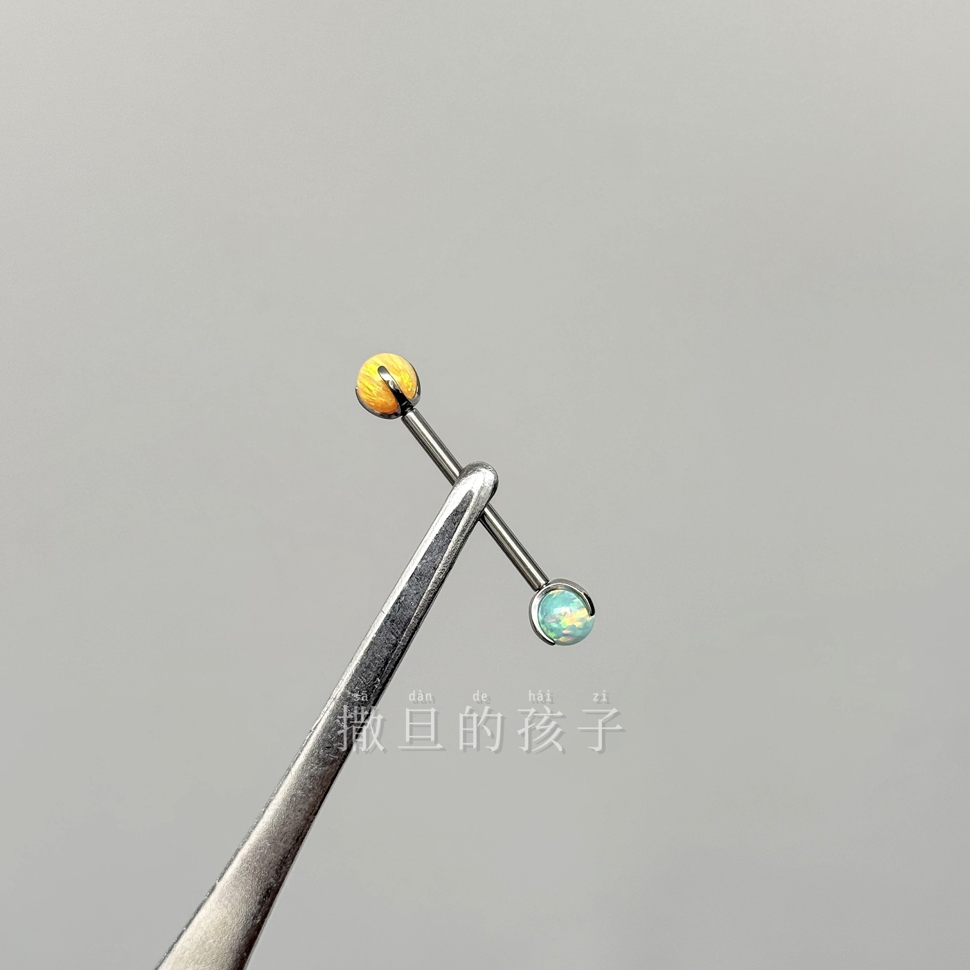 16G labret stud size and finish detail