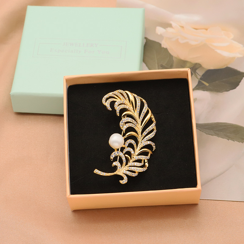 Corsage perla de alto sentido barroco perla flor broche temperamento versátil alta calidad PIN al por mayor natural