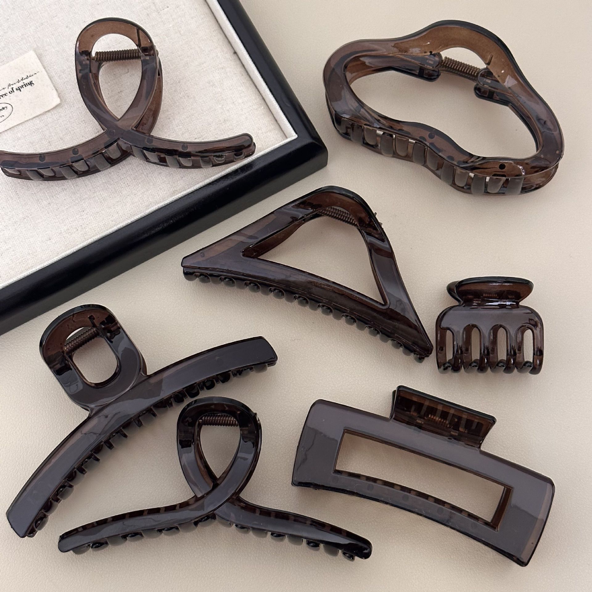 Black tea Brown Series ~ simple all-match geometric hair clip resin hair clip half tie hair shark clip hair clip hair accessories