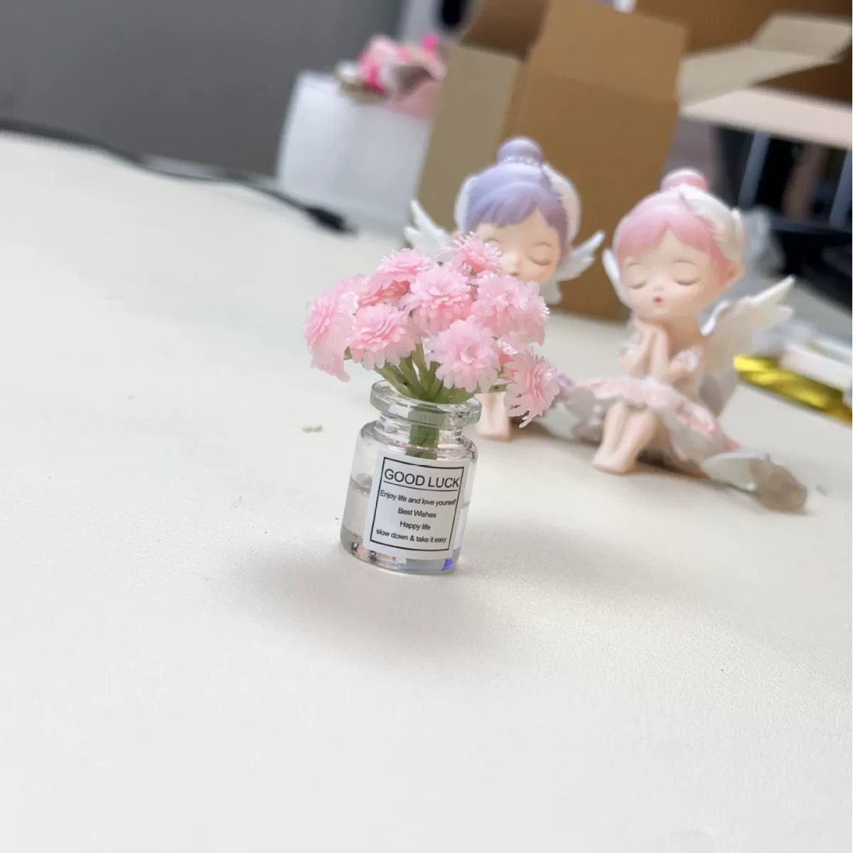 Миниатюрное украшение интерьера автомобиля с ароматным звездным небом, вазой с розовыми цветами вишни и кукольным украшением для домашней демонстрации.