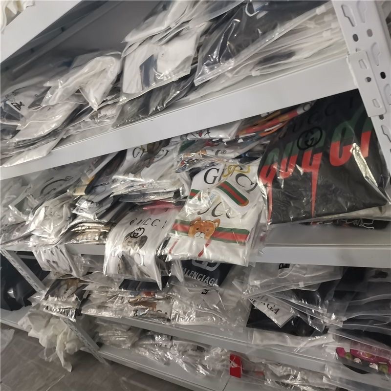 Ropa de liquidación al por mayor de moda de primavera y otoño Camiseta de manga larga corriendo ríos y lagos puesto de Mercado compra suministro de ropa para hombres