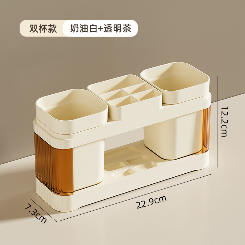 El baño de la Mesa de lavado de la pareja simple contiene un estante de taza de cepillo de dientes, un estante de taza de enjuague bucal de plástico, un estante de mesa de pasta de dientes.