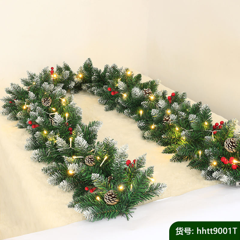 クリスマスの植毛は雪の松の枝をくっつけて装飾品の藤の条を持ってホテルのショーウインドーの扉を飾って壁面の学校のレストランを掛けます。|undefined