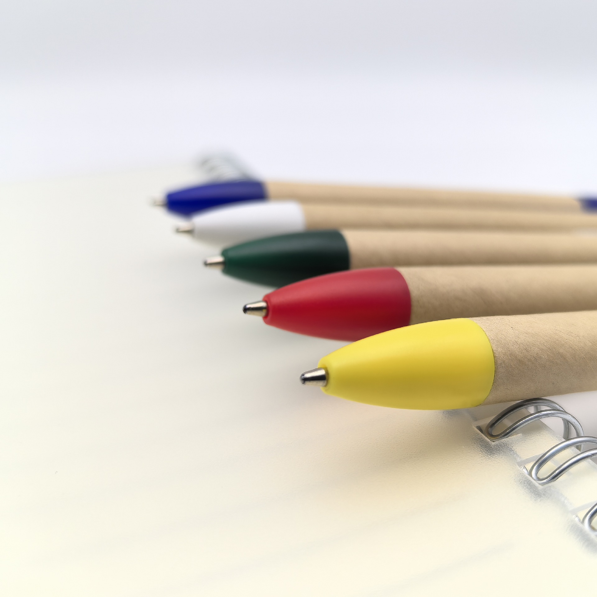 Bonito lápiz de tubo de lápiz con clip de papel encasado, lápiz de bolas ecológicas, lápiz de publicidad en papel, lápiz de promoción, lápiz de clip de papel grande, se puede imprimir