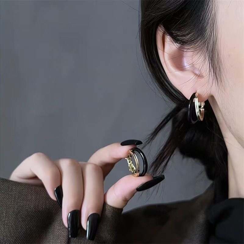 Hong Kong Style Retro Black and Gold Color-Blocking Double-Layer Earrings for Women, Unique Design Ear Cuffs, Fashionable Light Luxury Earrings
