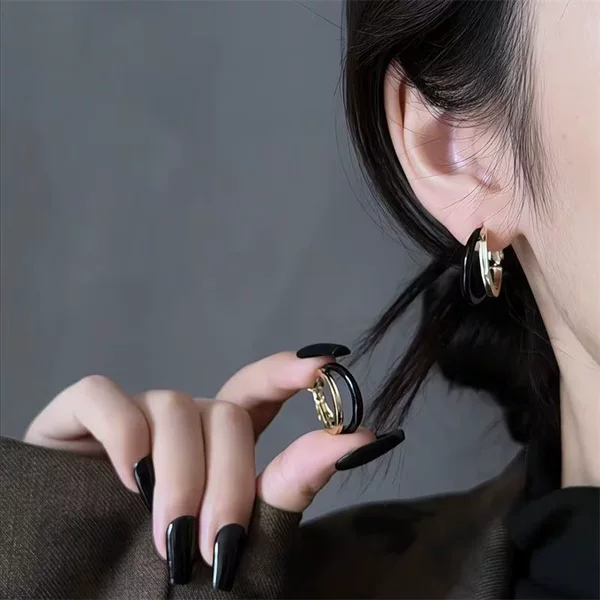 Hong Kong Style Retro Black and Gold Color-Blocking Double-Layer Earrings for Women, Unique Design Ear Cuffs, Fashionable Light Luxury Earrings