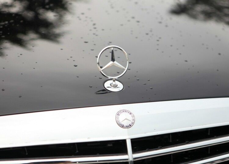 Suitable for Mercedes-Benz E-Class, C-Class, and S-Class engine hood emblems; original factory modification emblem for E300L, C180, C200, and S350