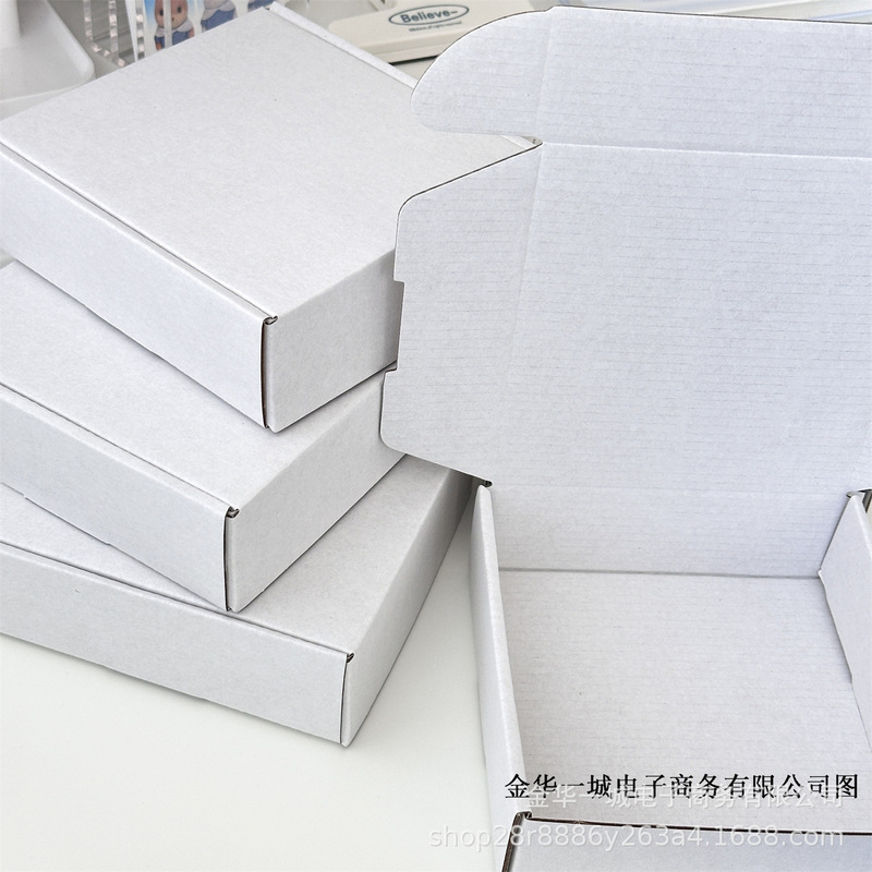 Ins白い正方形の飛行機の箱を厚くしてプレゼントを出します。|undefined
