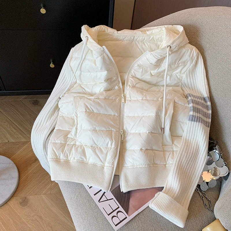 Белая вязаная хлопковая куртка с капюшоном и четырьмя полосками для женщин, осень и зима 2023, модная повседневная универсальная легкая стеганая куртка