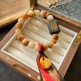 新款设计炭烤菩老型珠手链搭配沉香五条经文牌驼骨卡字棉绳设计