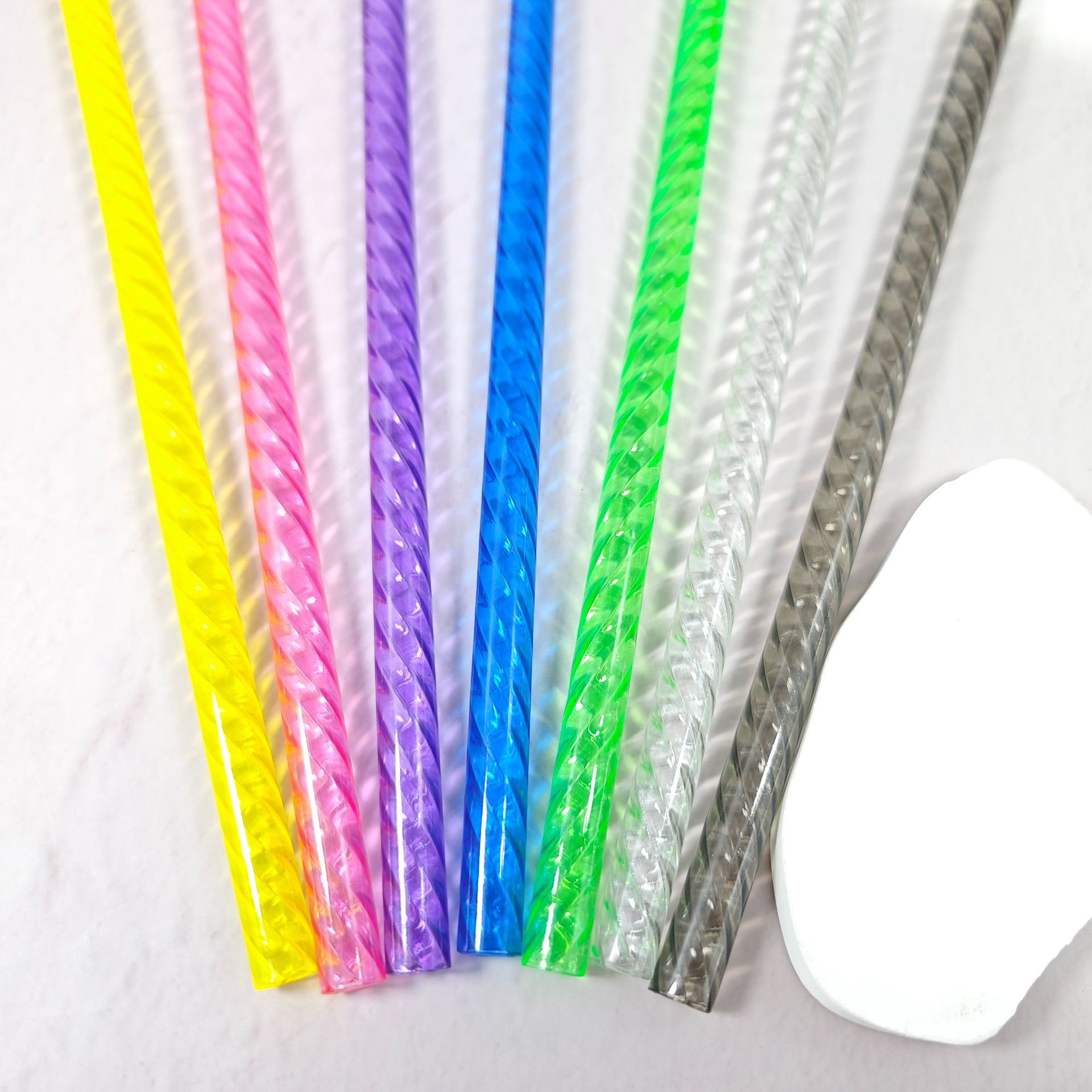 Juego de 7 pajitas con diseño de ondas y remolinos de cristal.