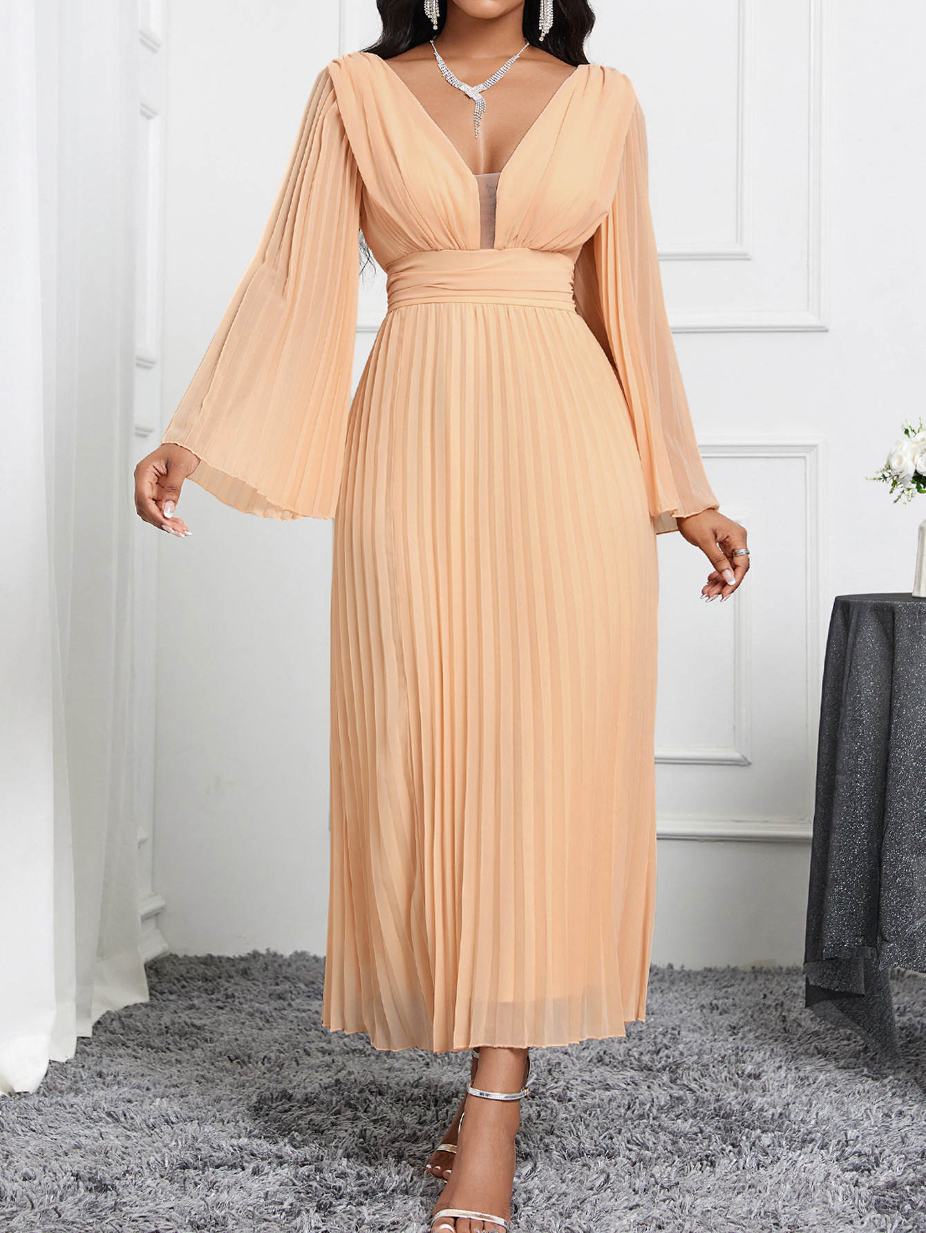 Elegante dames jurk met v-hals voor een stijlvolle look_voghion.com