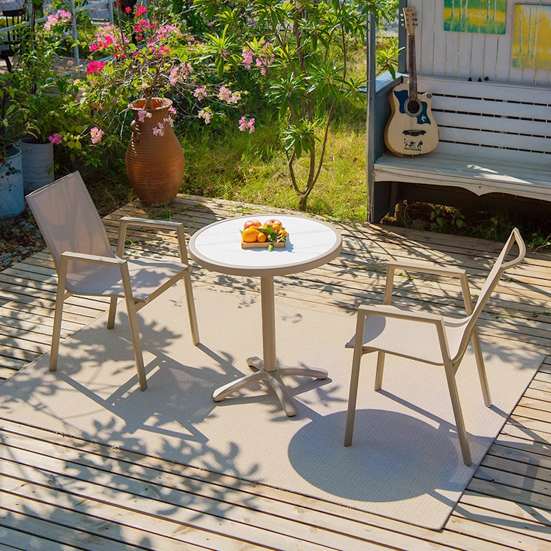 Mesa y silla de patio al aire libre, madera plástica, casa nórdica, patio al aire libre, jardín al aire libre, balcón, combinación de terraza de ocio