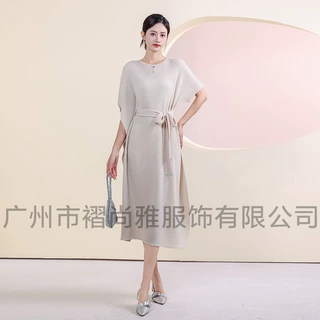 厂家直供2025夏季新款褶皱宽松大码减龄收腰遮肉显瘦高级感连衣裙