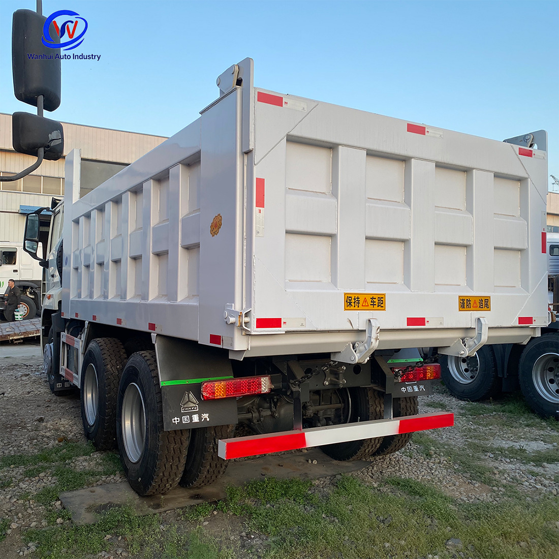 Cross-border Sinotruk Howo 6×4 Dump Truck, 380 horsepower, Euro II, rear eight-wheel engineering dump truck, 90% new