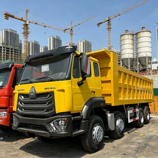 加工重汽豪沃NX自卸车8*4跨境出口渣土运输车371马力砂石料倾斜车