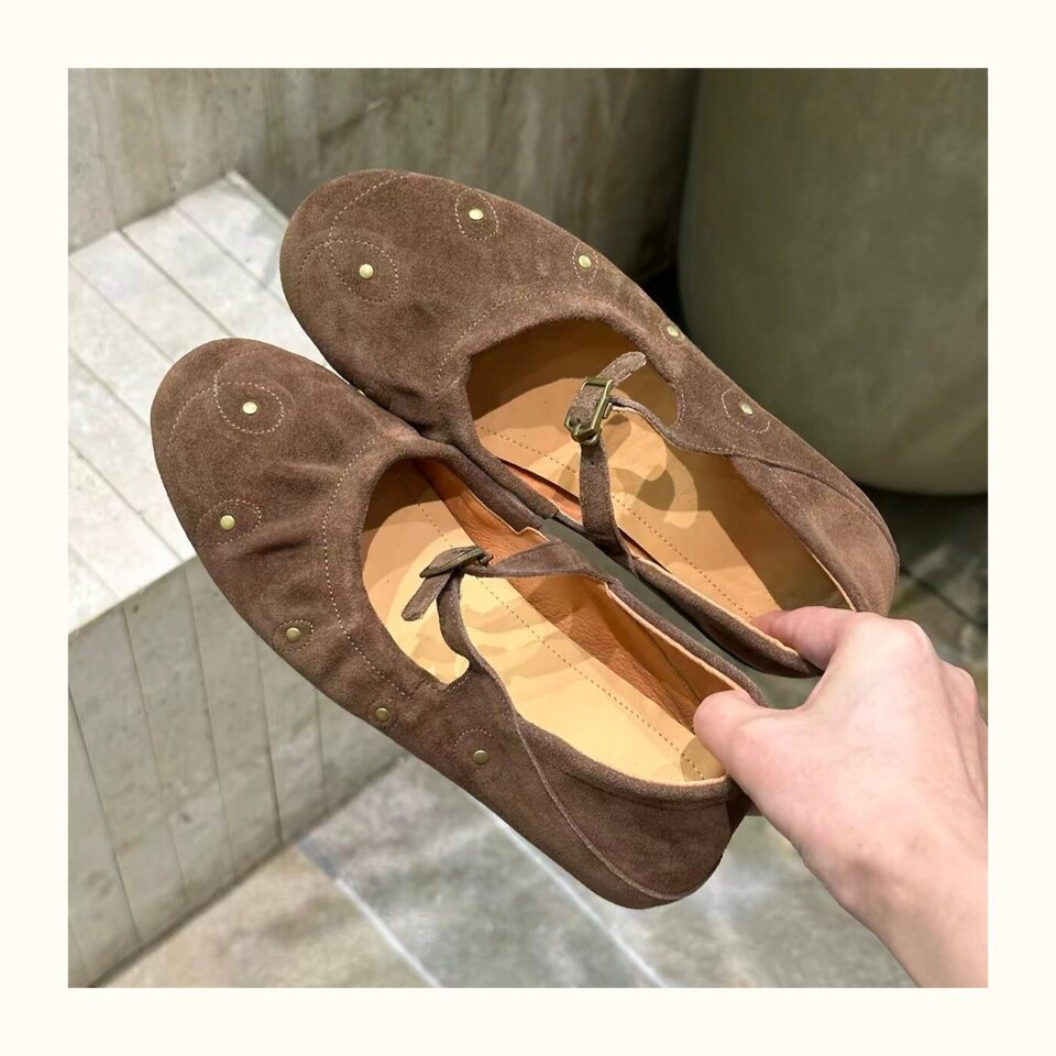 Giày bệt nữ Mary Jane mũi tròn cổ nông đính đinh tán khóa ngang, đế bằng 1 cm — Màu caramel, Màu cà phê chi tiết 7