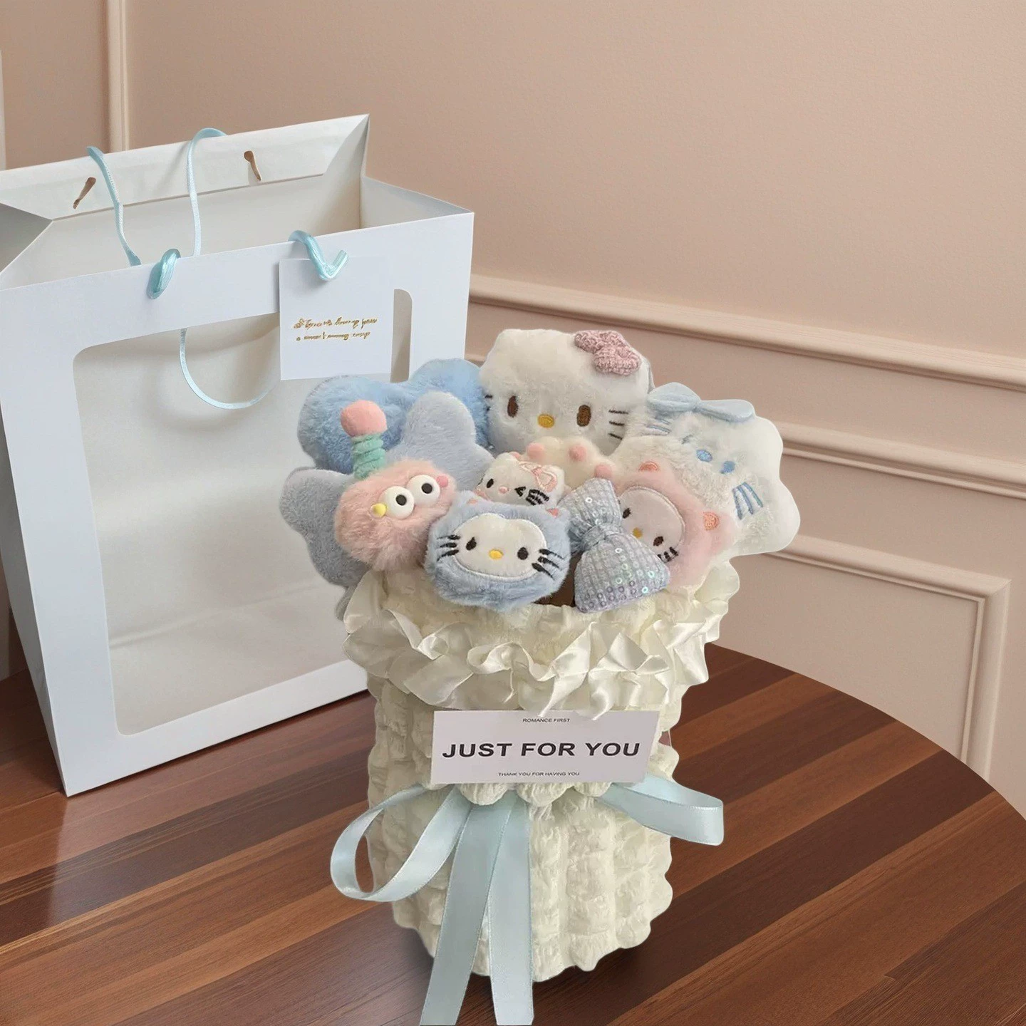 Плюшевый букет Hello Kitty, 30×22×35 см, с LED‑подсветкой, подарочным пакетом и открыткой