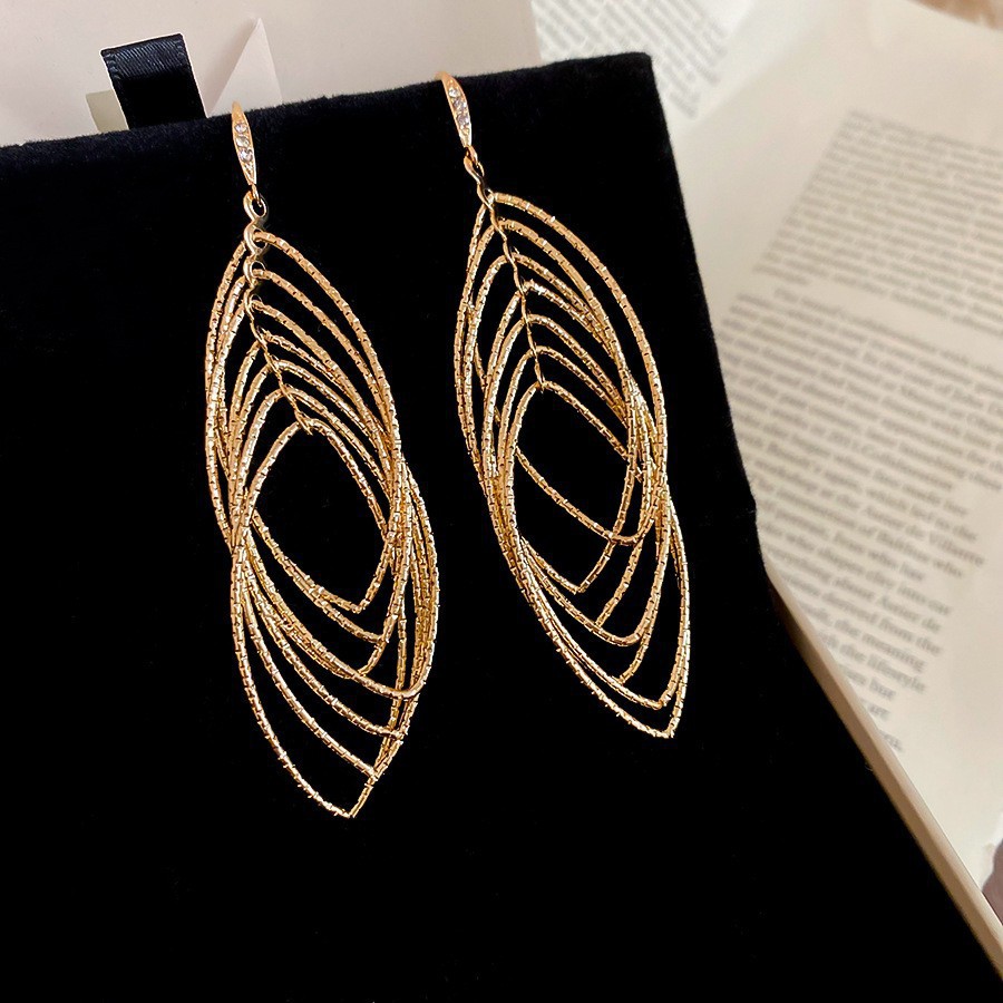 Oro multicapa hueco gancho de orejas sensación de alto nivel lujo ligero nicho sensación de diseño pendientes de orejas sin agujeros de orejas nuevas orejas para mujeres