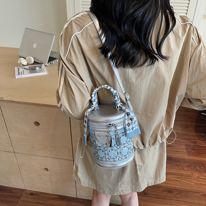 Bolso de cubo de mano de diamantes calientes de nicho popular de verano para mujer 2025 nuevo bolso de hombro de estilo occidental de moda bolso de mensajero de estilo explosivo