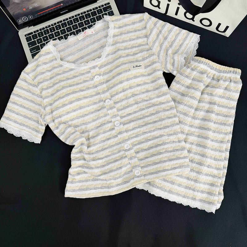 Pijama con cojín de pecho de mujer primavera y verano delgado pantalones cortos de mangas cortas bordes de encaje dulce sensación de ropa de casa Xia Ke