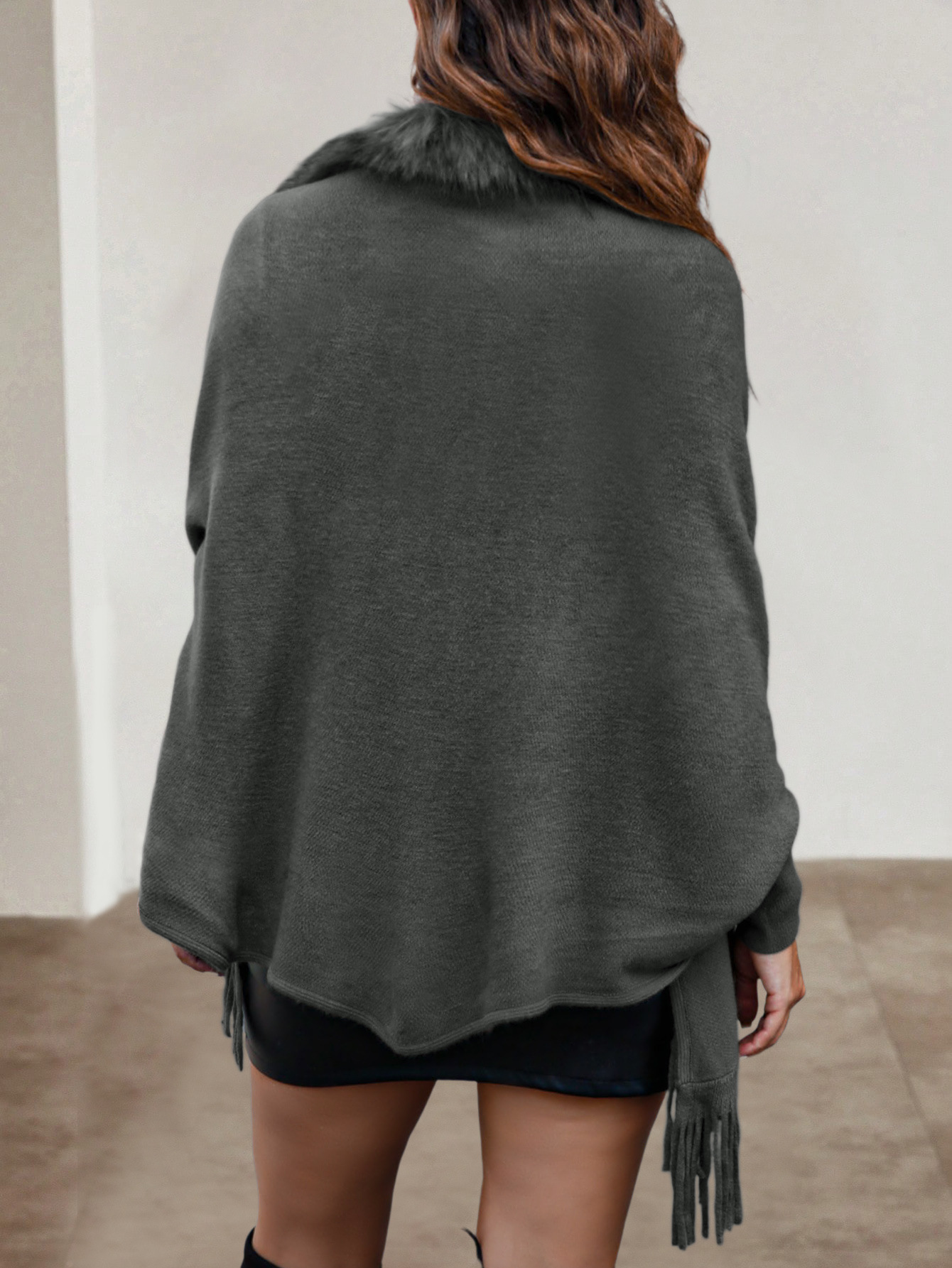 Mantella Cardigan da donna con collo in pelliccia sciolto e frange in maglia_voghion.com