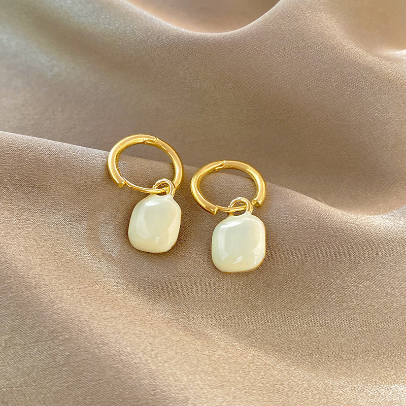 Pendientes de hebilla de oreja de viento frío de moda de celebridades de Internet con corazón de melocotón blanco simple y blanco coreano [Protección del medio ambiente]