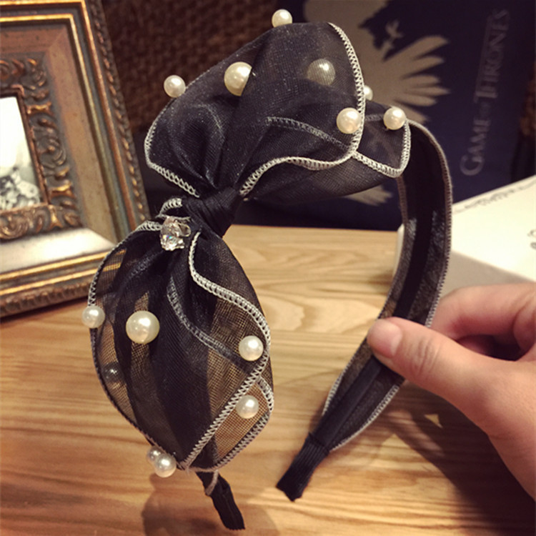 Estilo perla con tachuelas negras.