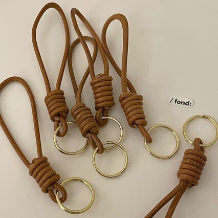 Creative vintage cowhide rope keychain, simple handmade braided key strap, fresh and versatile key ring.