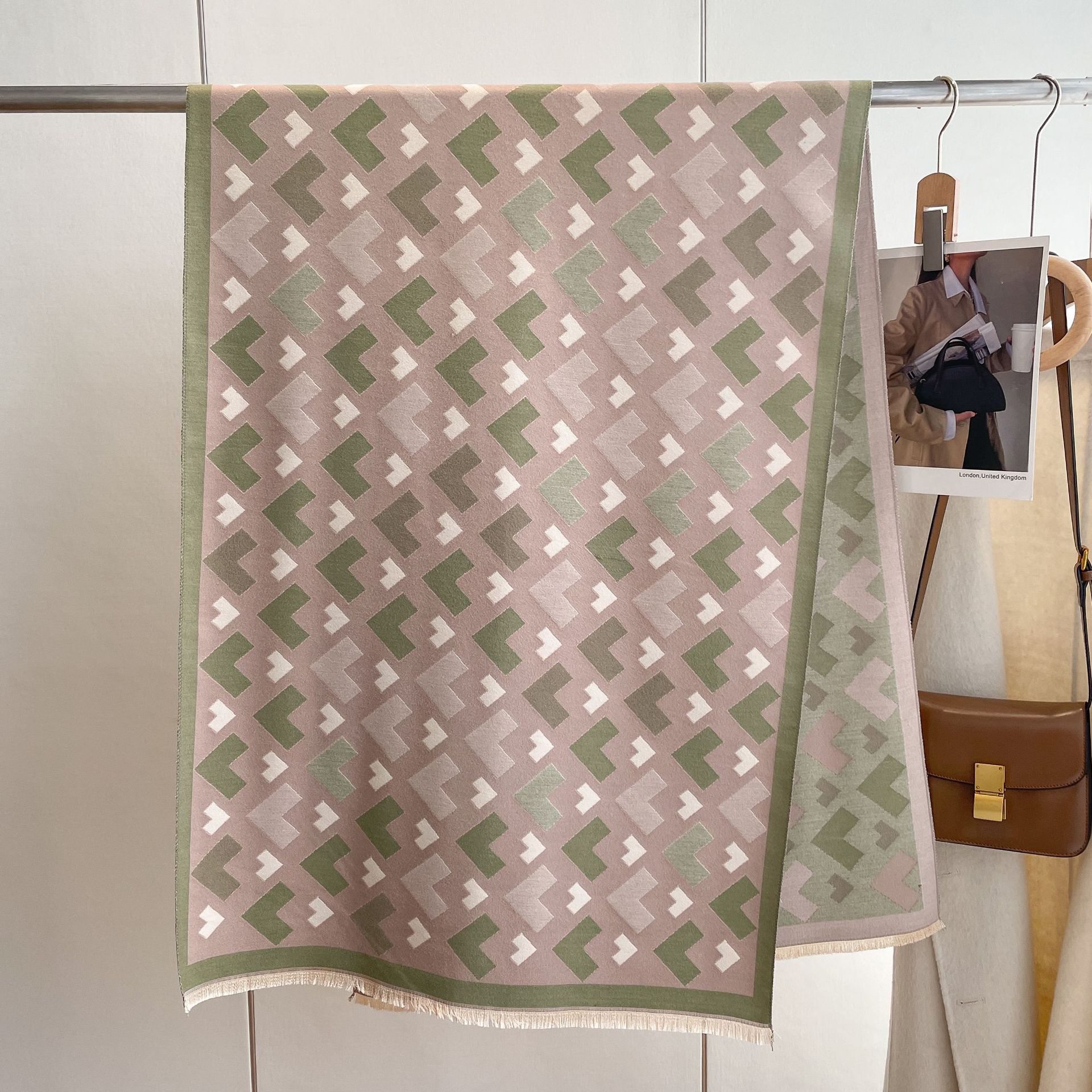 Otoño e Invierno nuevas letras geométricas bufanda de Cachemira de las mujeres de moda estilo étnico mantón del Cabo bufanda de borla caliente