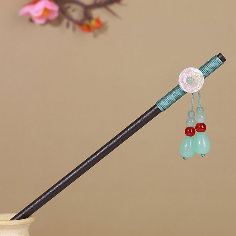 古風のかんざしの流蘇歩は木のかんざしの子供を揺らします。|undefined
