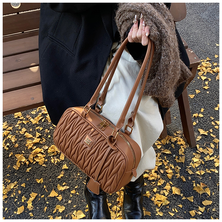 Retro bag for women, large capacity, new 2024 autumn and winter versatile, niche design, single-shoulder underarm bag, commuting pillow bag undefined