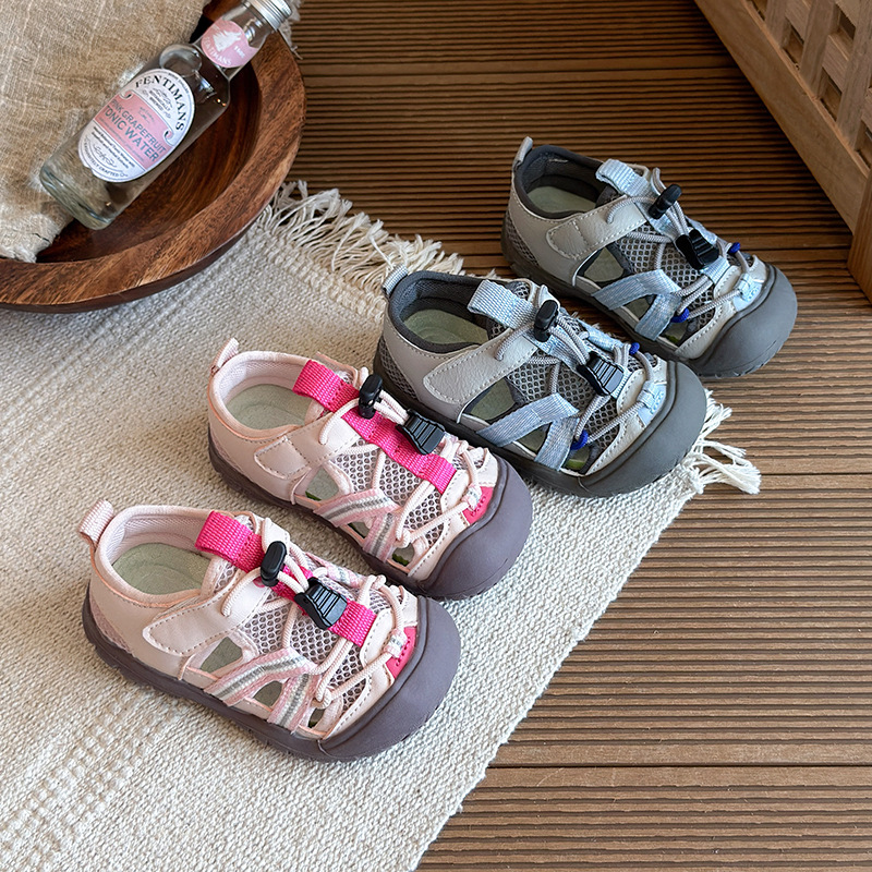 Niños Baotou sandalias de verano 2026 nuevas chicas de moda versátil zapatos de retroceso al aire libre zapatos casuales suaves zapatos individuales