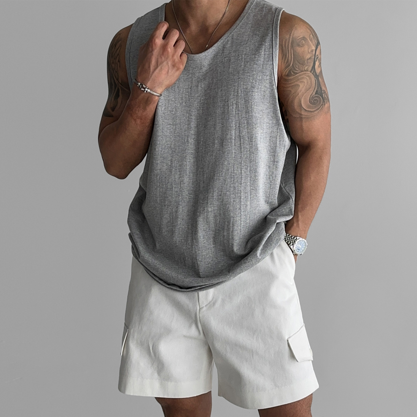 Flattering grey crew neck vest for men, trendy high street style, fitness, sportswear, sleeveless t-shirt, American tough guy top.