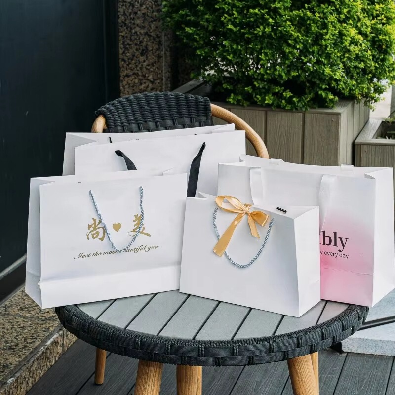 Jieyi Custom Paper Bags, Gift Bags, Tote Bags, Glossy Paper Packaging Bags, Printing Supplier, Shopper Packaging Bags